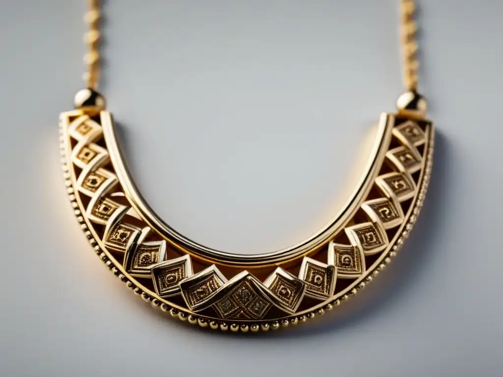 Una delicada joyería de diseñadores locales, collar dorado con motivos culturales en fondo blanco