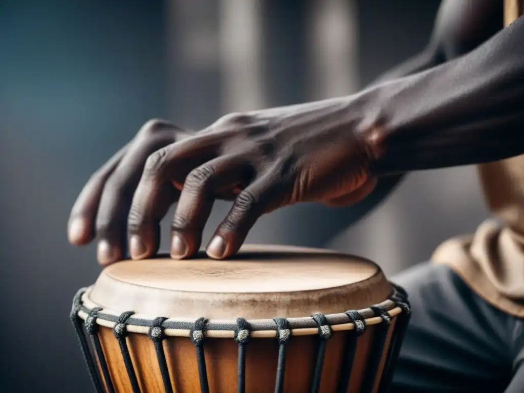 Maestro senegalés del djembe: pasión en blanco y negro Retrato en blanco y negro de músico senegalés tocando el djembé con pasión